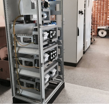 We assemble and manufacture control cabinets and switchboards for automation systems.